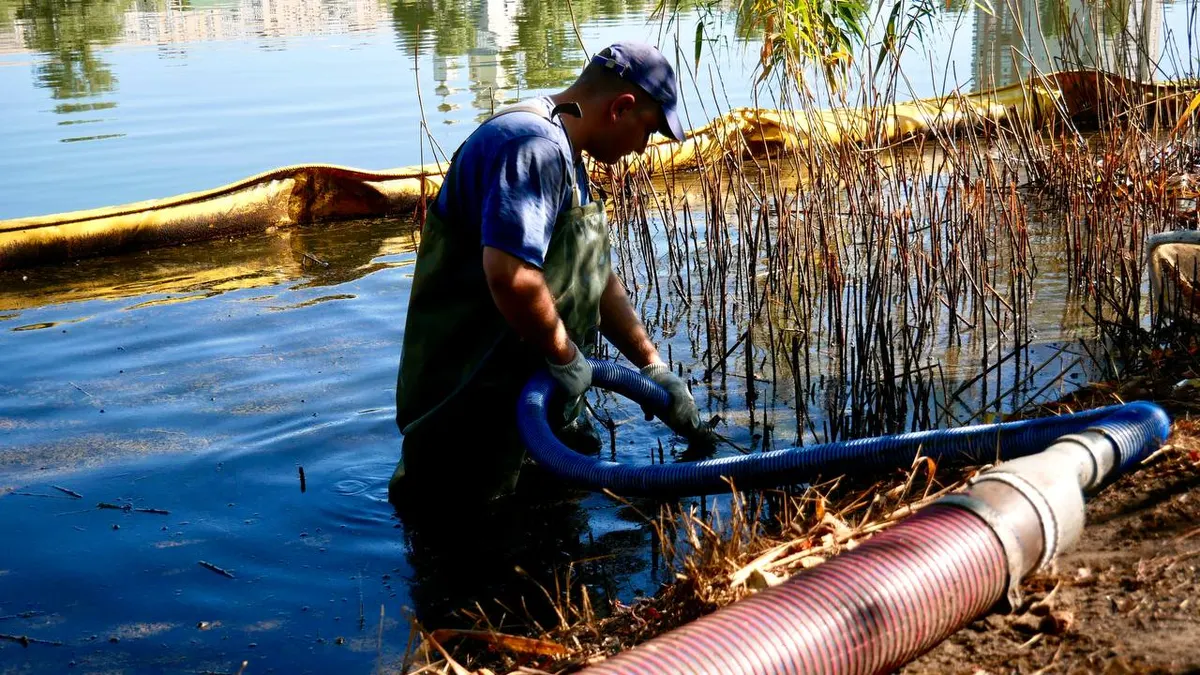 З озера Кирилівського в Києві вивезли 10 тонн нафтових відходів: у КМДА розповіли про стан водойми