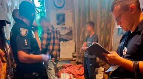 У Києві затримали підлітків, які з ножем та кастетом нападали на жінок