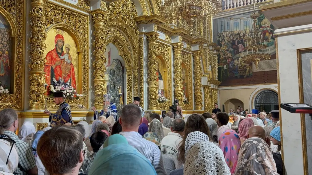 У Києво-Печерській лаврі відбувається святкова літургія з нагоди Успіння
