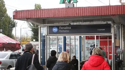 У Києві через нічний обстріл пошкоджено павільйон метро «Почайна»