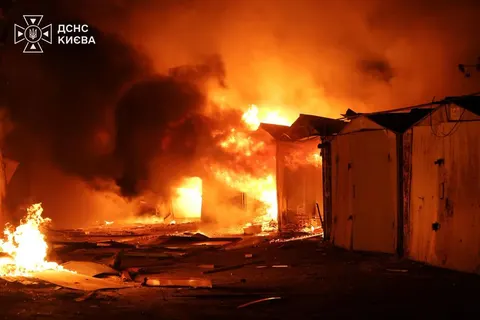 Атака РФ на Київ: пожежі у двох районах, є постраждалі
