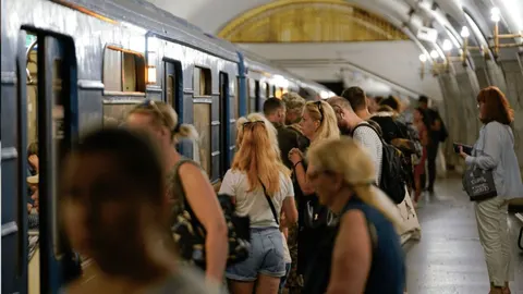 Киян не пускали в метро під час масованої атаки: що відповіли в метрополітені