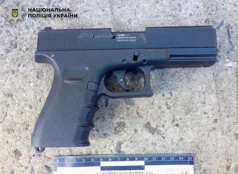У Києві чоловік влаштував стрілянину у дворі житлових будинків