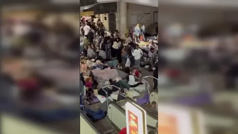 Кияни скаржаться, що їх не впускали в метро під час ракетної небезпеки