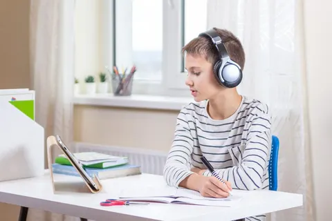 У Києві пропонують перевести школярів на дистанційку через обстріли