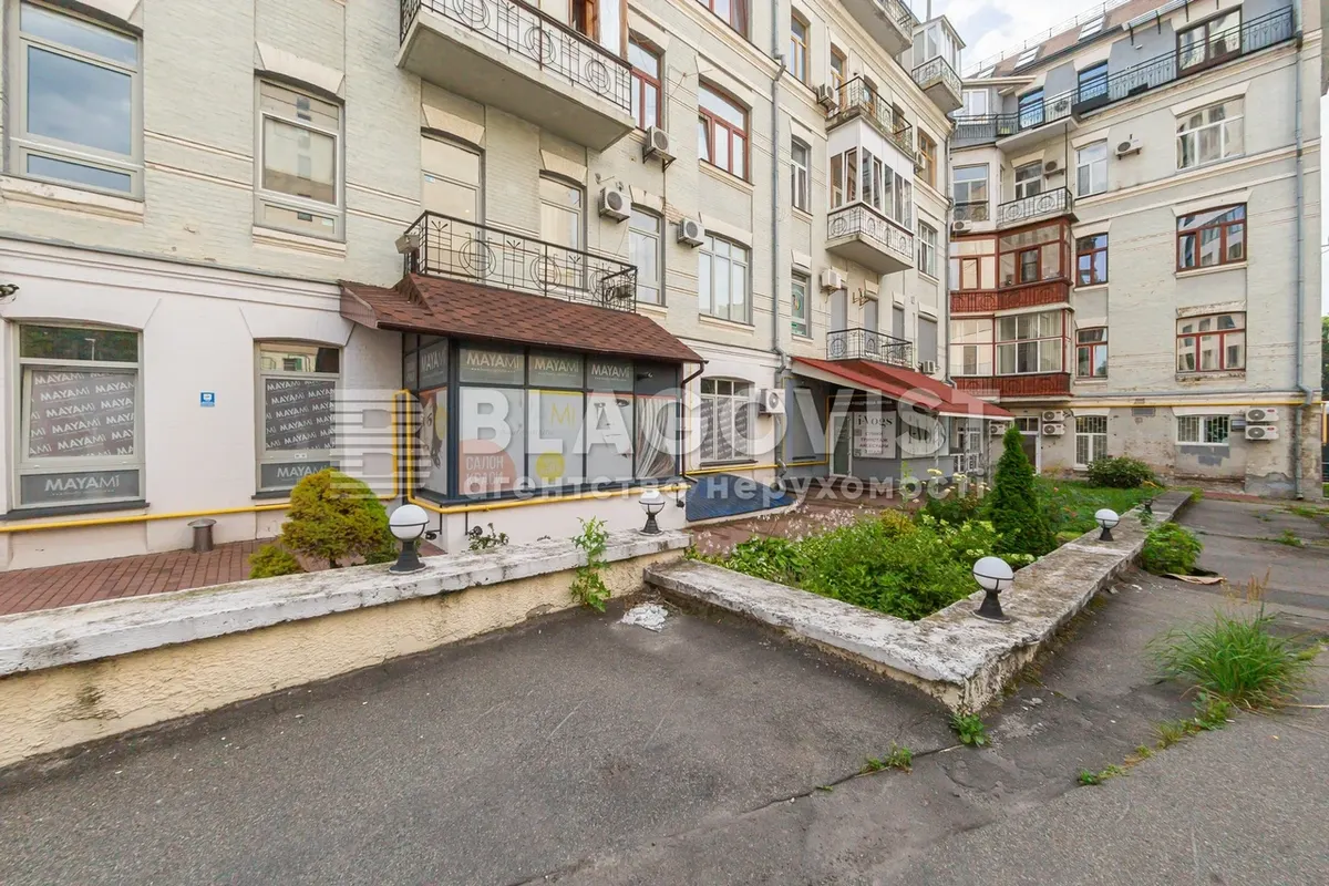 У Києві виставили на продаж десятки нежитлових приміщень у центрі