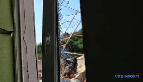 Уламки дрона впали на подвір'я приватної садиби в Дніпровському районі Києва