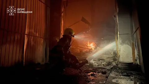 На Київщині ліквідували пожежі на складах після атаки дронів