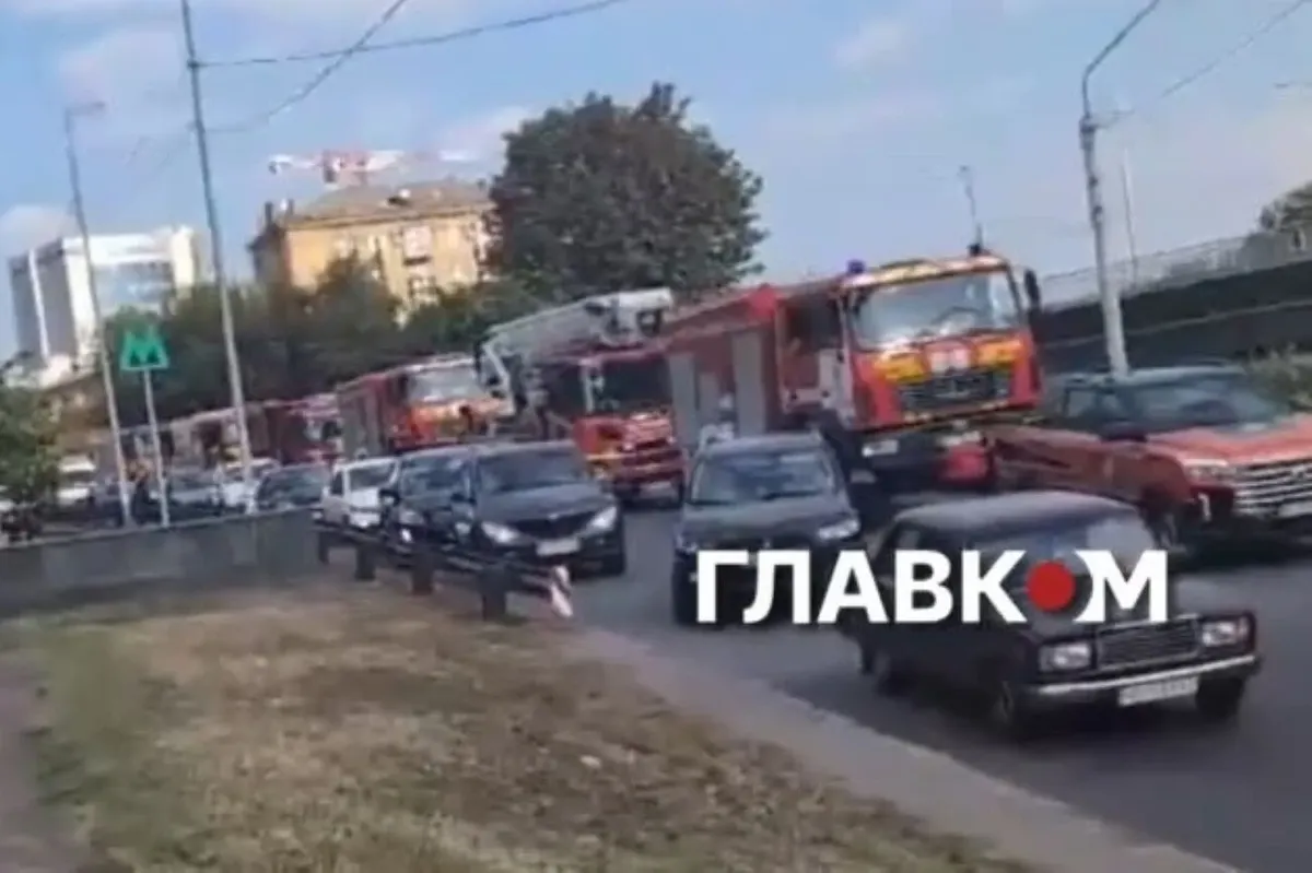 Понад 10 спецмашин ДСНС вирушили на гасіння масштабної пожежі на Київщині