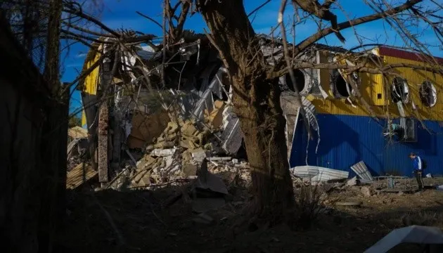 У Києві під час атаки пошкоджено супермаркет Varus