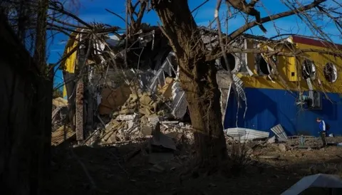 У Києві під час атаки пошкоджено супермаркет Varus