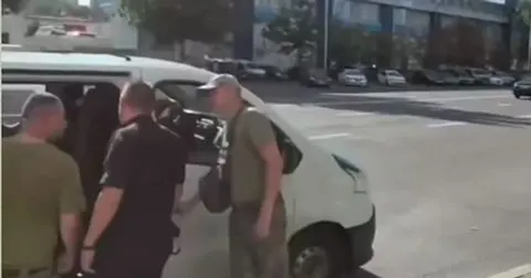 У Києві поліція перевіряє дії свого працівника через відео з чоловіком