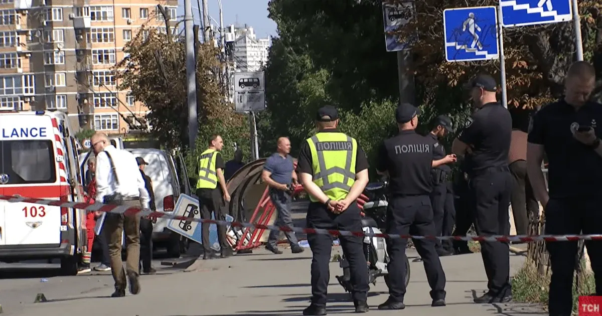 Смертельна ДТП на Чоколівському бульварі: водій в'їхав у зупинку, двоє загиблих
