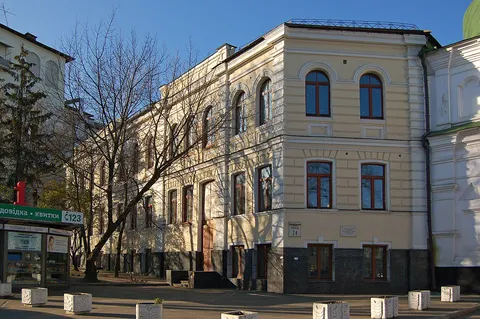 Удар РФ пошкодив будівлю біля Софії Київської
