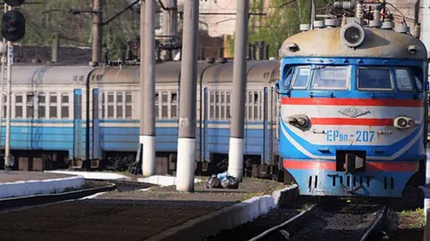 Поїзди по всій Україні затримуються: найбільше відставання — 15 годин