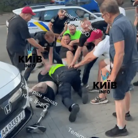 Сутичка патрульних і ветерана на протезі у Києві: поліція показала відео
