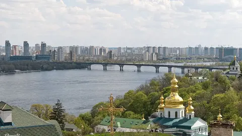 Нічна атака на Київ: пошкоджено спорткомплекс у Печерську, є постраждалі