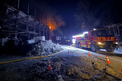 У Голосіївському районі Києва через удар горіла нежитлова будівля
