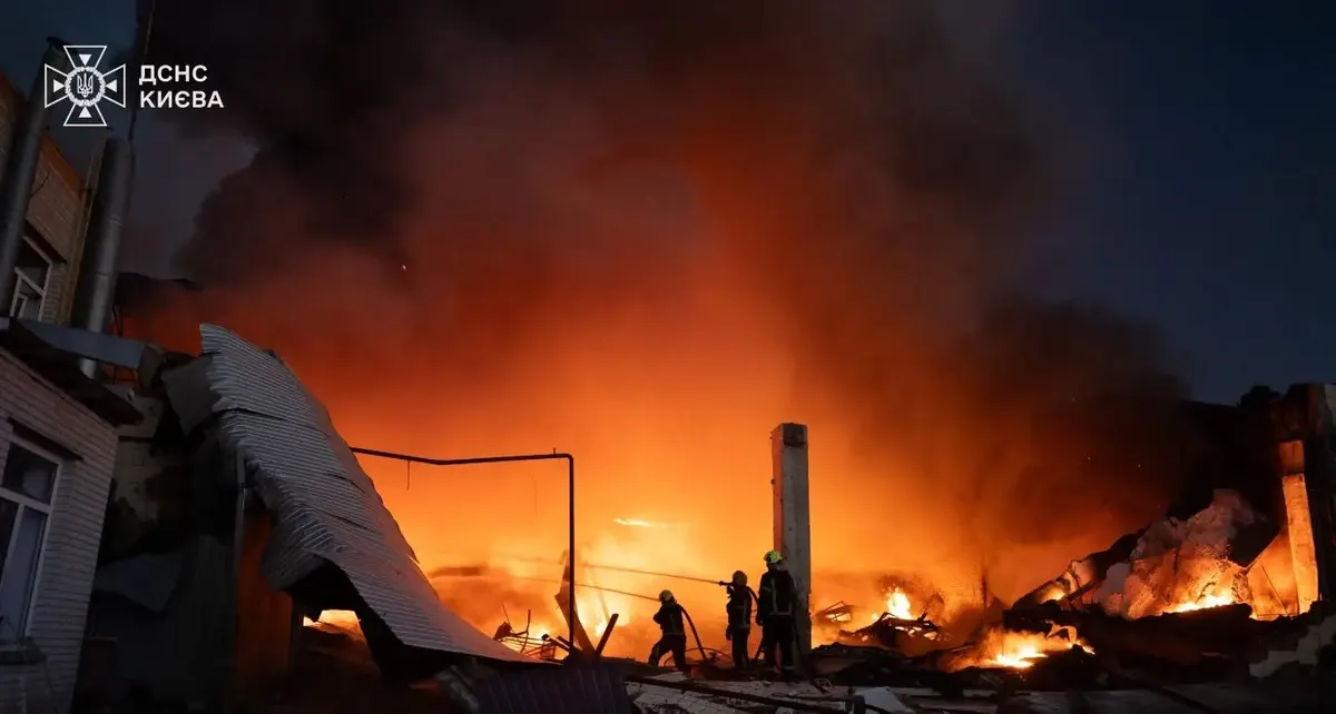 У Києві під час атаки дронів згорів склад з реквізитом «Кварталу 95»