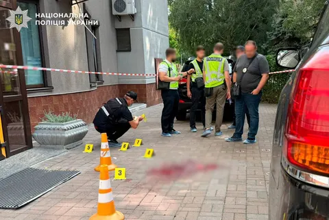 У Києві другий ранок поспіль лунає стрілянина: постраждала людина