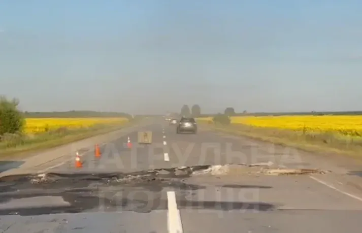 Спека пошкодила трасу М-07 на Житомирщині: рух ускладнено