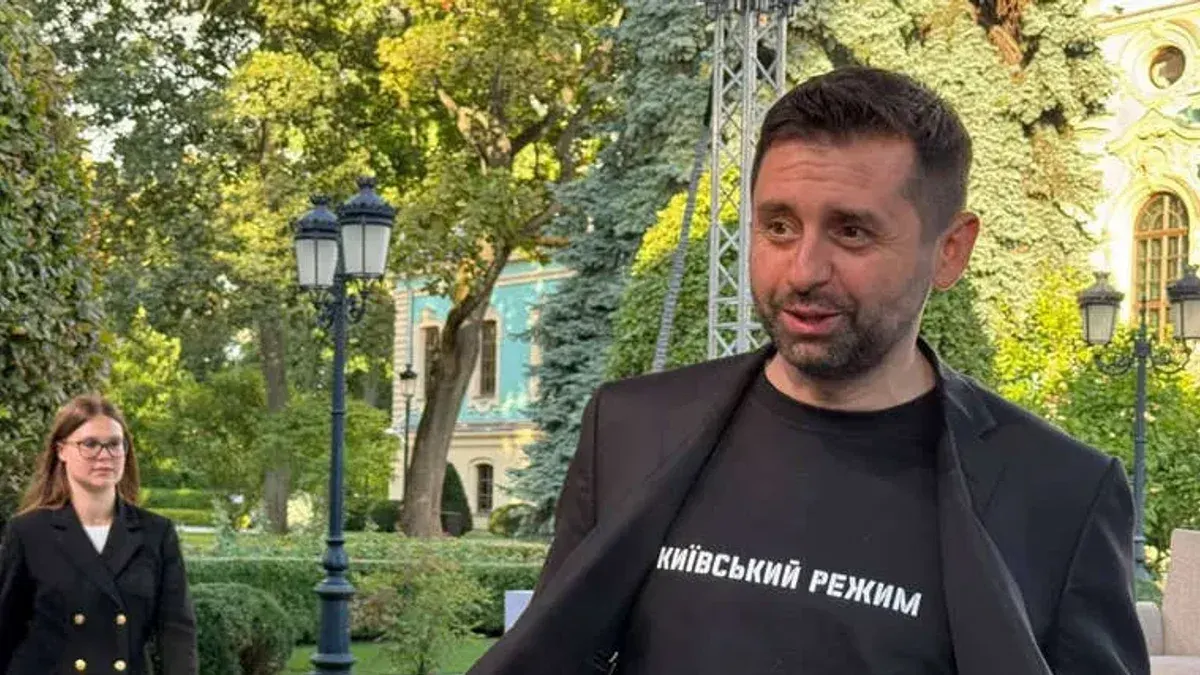 Футболка «Київський режим» на переговорах: українці обурені