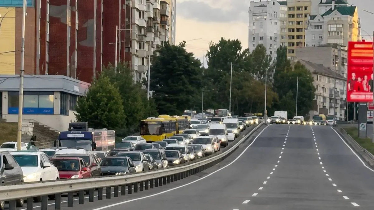 У Києві через серію тривог виник транспортний колапс: люди йдуть пішки