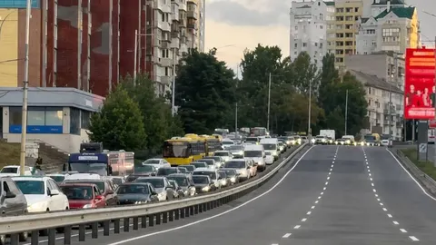 У Києві через серію тривог виник транспортний колапс: люди йдуть пішки