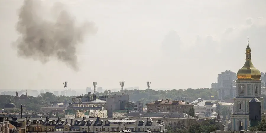 У Києві через атаку дронів пошкоджено житловий будинок у Подільському районі