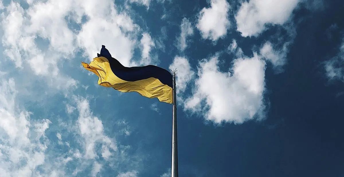 Головний прапор України тимчасово приспустять у Києві через негоду