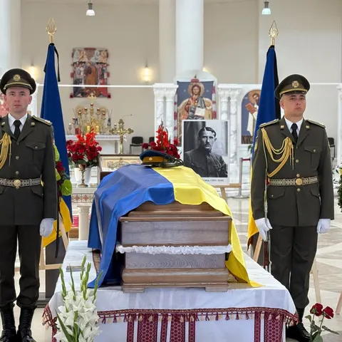 У Києві вшановують Євгена Коновальця: труну з прахом привезли до собору УГКЦ