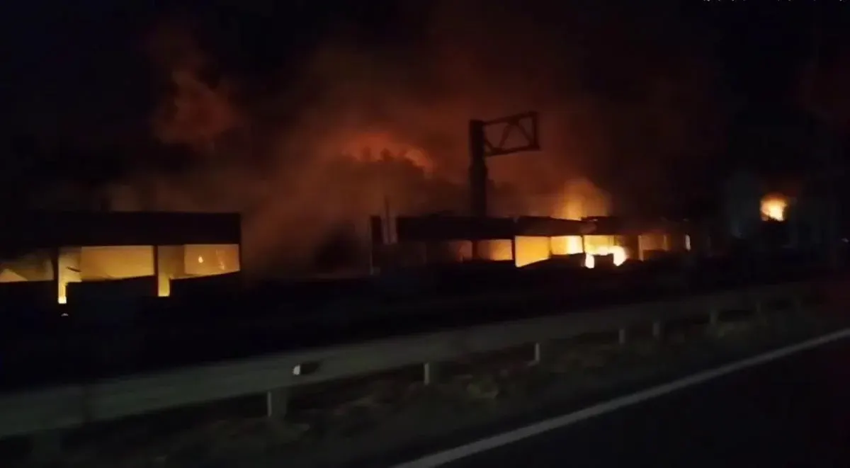 У Бучанському районі пожежа на складах після атаки РФ: рух трасою М-06 перекрито