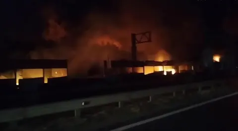 У Бучанському районі пожежа на складах після атаки РФ: рух трасою М-06 перекрито