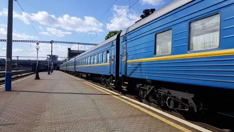 Дрон вдарив по потягу Київ – Миколаїв: пасажирів евакуювали та везуть автобусами