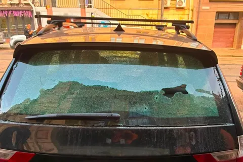 У Києві чоловік через зачинені ворота розстріляв BMW