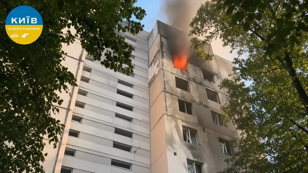 У Голосіївському районі Києва після удару дрона палає дев'ятиповерхівка