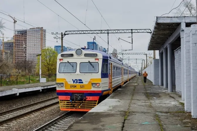 У Києві через атаку дронів зупинили кільцеву електричку: що відомо