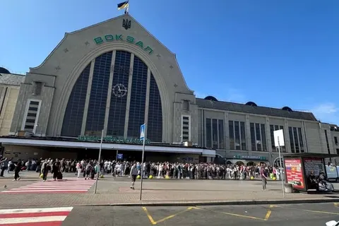 Тисячі пасажирів опинилися на вулиці під час тривоги: кияни вимагають змін