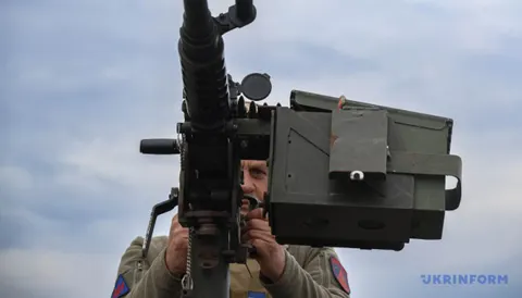 На Київщині працює ППО: мешканців закликають залишатися в укриттях