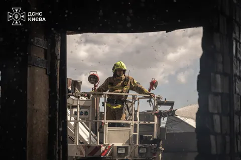 У Києві завершили рятувальні роботи після атаки РФ, у Львові — тривають