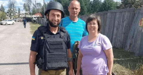 У Милі на Київщині рятувальники врятували песика з глибокої ями