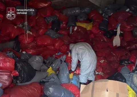 У Києві знайшли склад із небезпечними медичними відходами, які збирали по всіх л