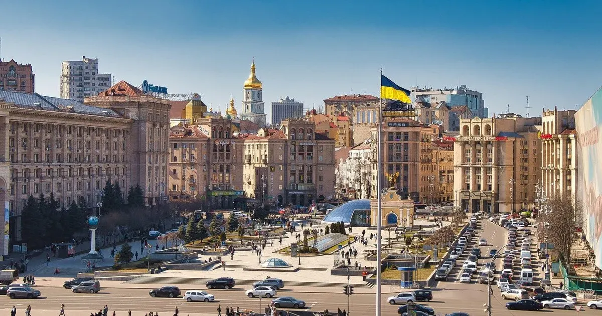 На Майдані Незалежності чоловіка вмовили зійти з даху під час атаки дронів
