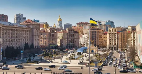 На Майдані Незалежності чоловіка вмовили зійти з даху під час атаки дронів