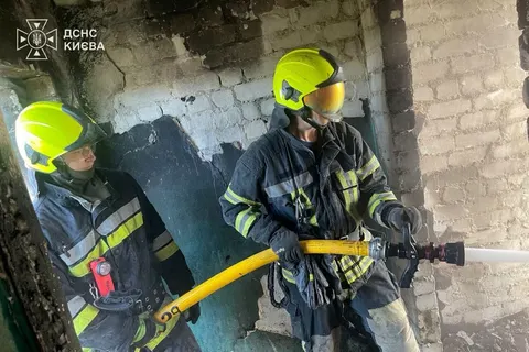 У Дарницькому районі Києва після атаки загорілося складське приміщення