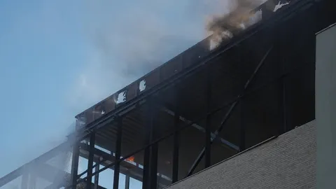 У Києві ліквідували пожежу після удару по бізнес-центру: одна загибла, двоє пост