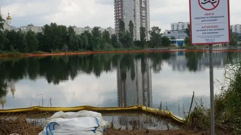 У Києві продовжують очищення Кирилівського озера та струмка Сирець від нафтопродуктів