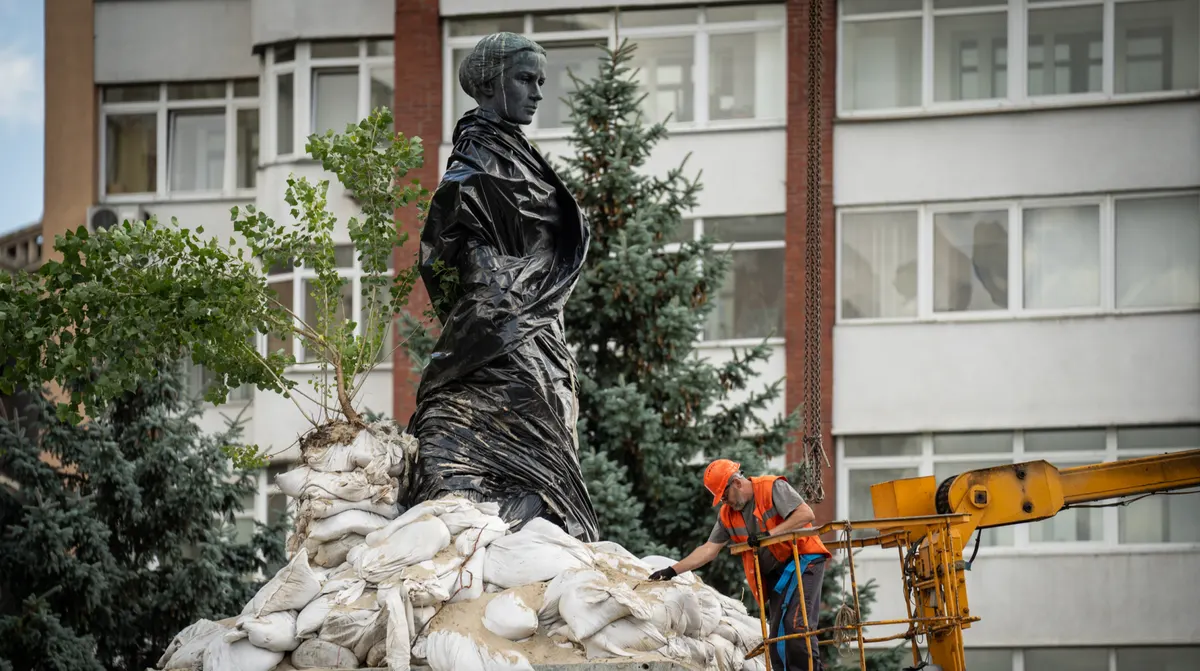 У Києві знімають захист із пам’ятника Лесі Українці: що змінилося