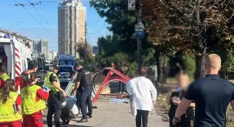 У Києві автівка на швидкості протаранила маршрутку та в’їхала в зупинку: є загиб