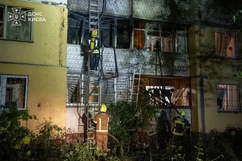 У Києві після нічної атаки постраждали щонайменше 3 людини